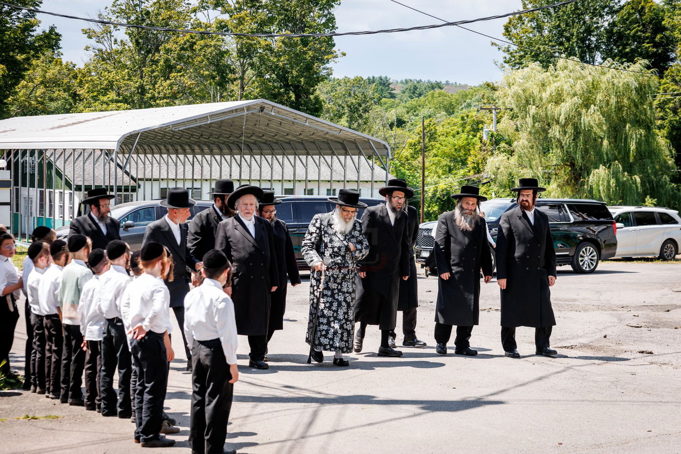 האדמו"ר מסאטמר בביקור בקעמפים בהרי הקאנטרי