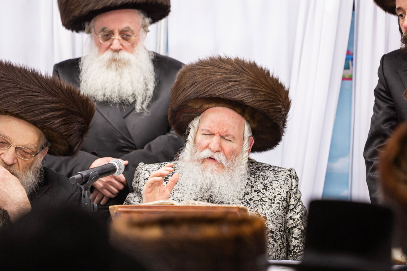 האדמו"ר מבאבוב במסיבת מלווה מלכה עם תלמידיו