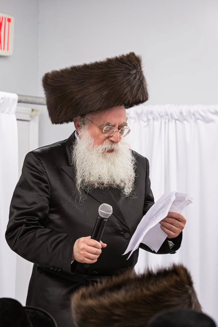 האדמו"ר מבאבוב במסיבת מלווה מלכה עם תלמידיו