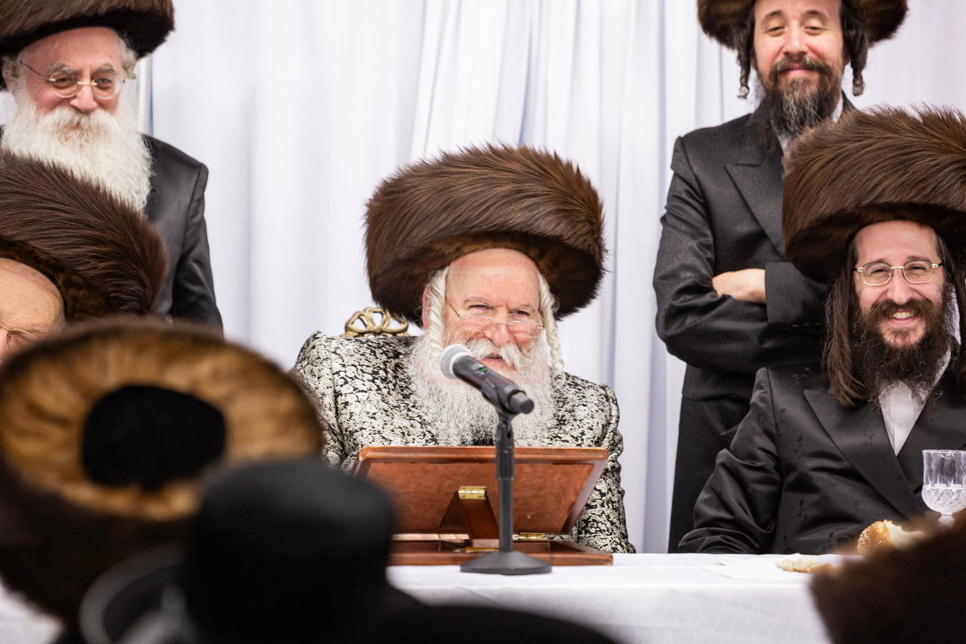 האדמו"ר מבאבוב במסיבת מלווה מלכה עם תלמידיו