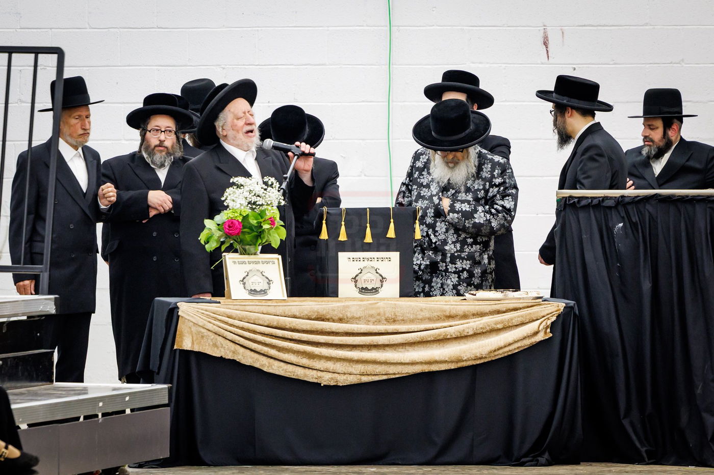 האדמו"ר מסאטמר בביקור בקעמפים בהרי הקאנטרי