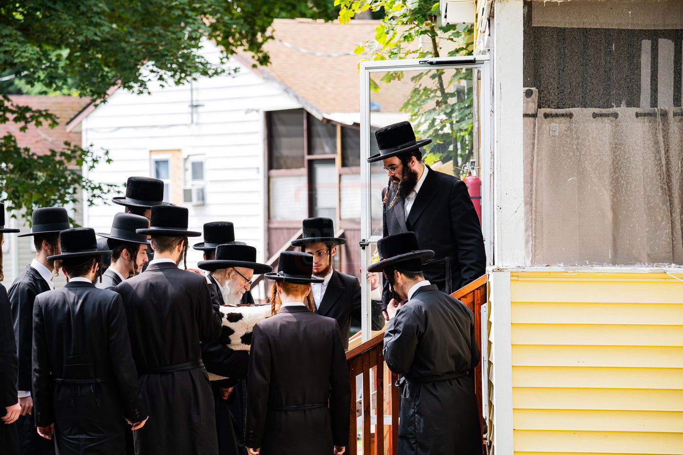 האדמו''ר מסערדאהעלי במחנה ישיבת סערדאהעלי במאנטיסעלאו 