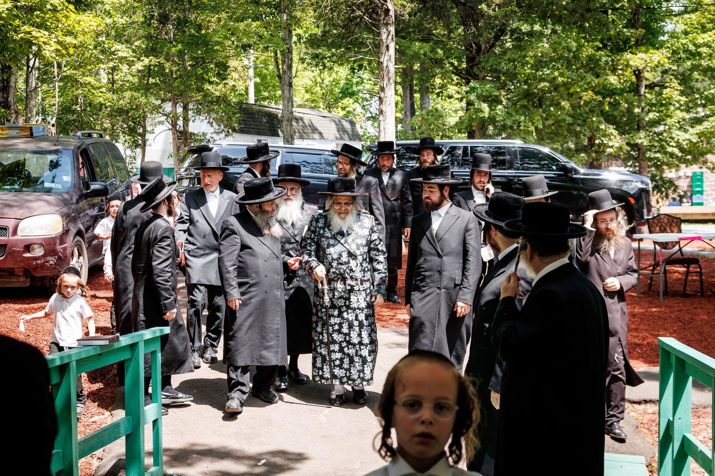 האדמו"ר מסאטמר בביקור בקעמפים בהרי הקאנטרי