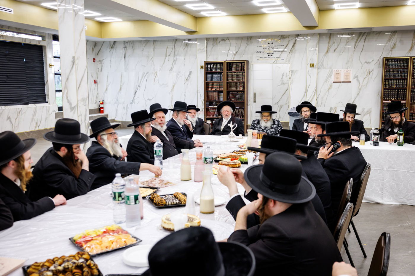 האדמו"ר מסאטמר בביקור בקעמפים בהרי הקאנטרי