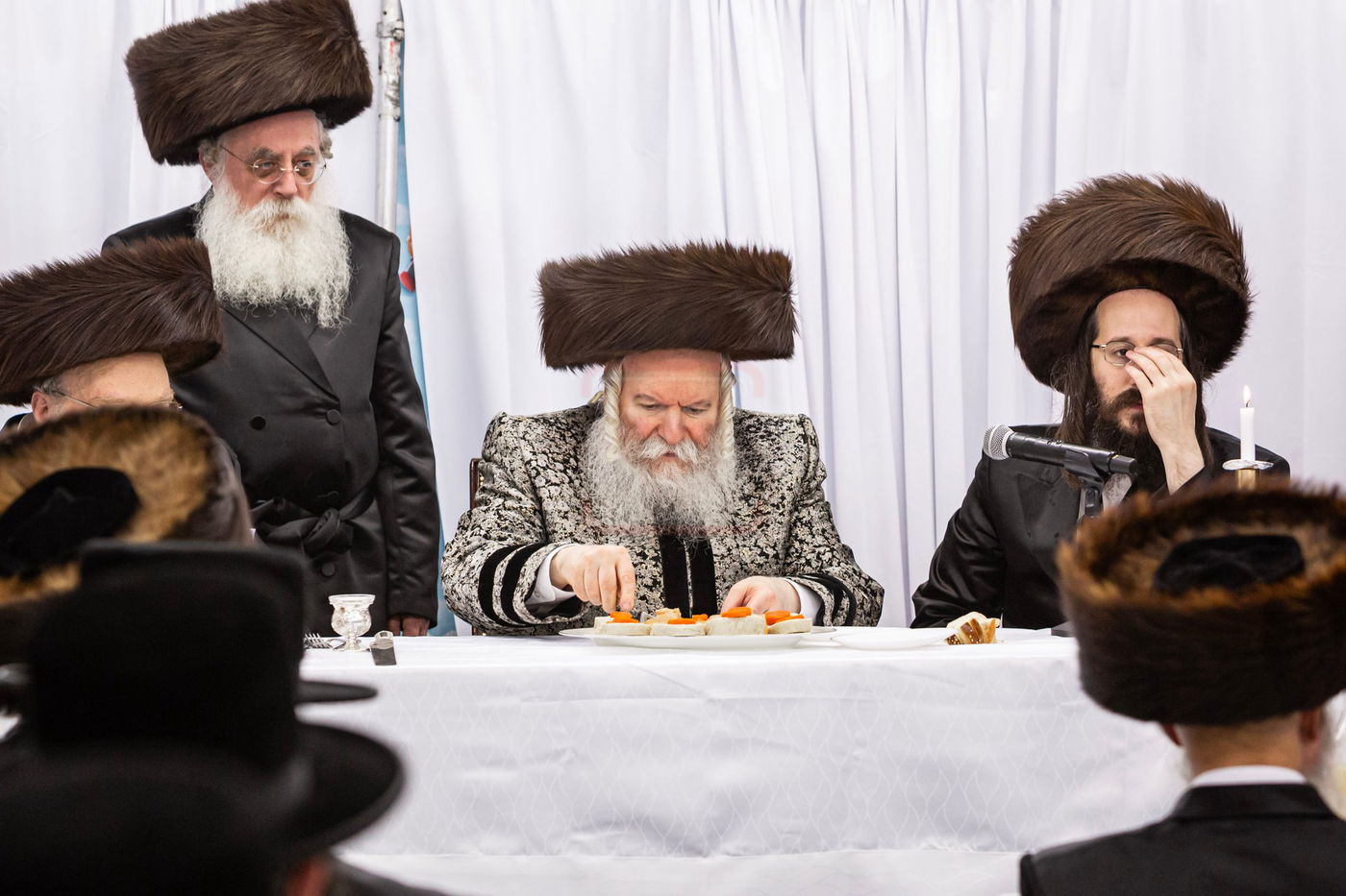 האדמו"ר מבאבוב במסיבת מלווה מלכה עם תלמידיו