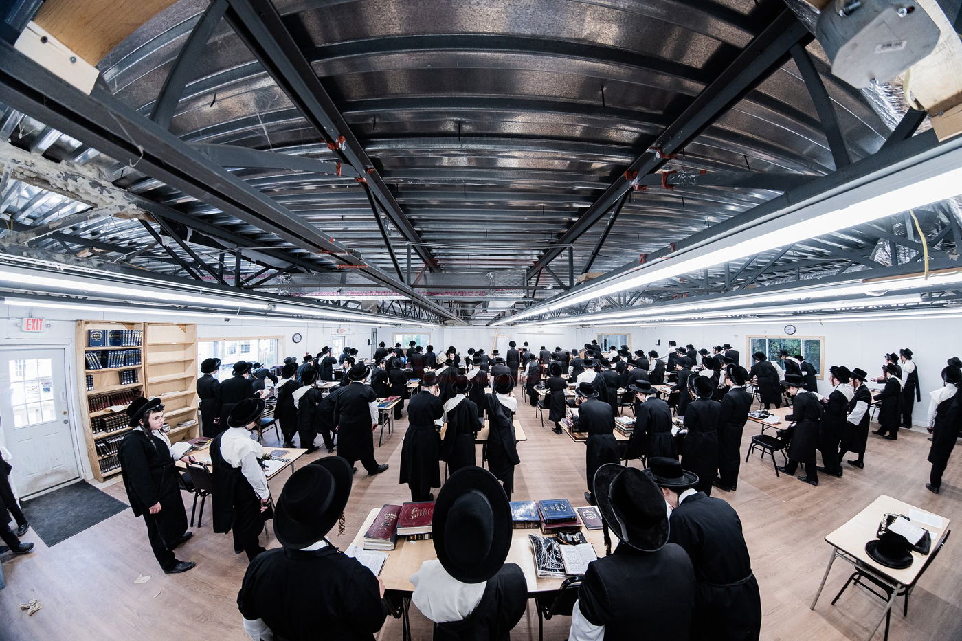 האדמו''ר מסערדאהעלי במחנה ישיבת סערדאהעלי במאנטיסעלאו 