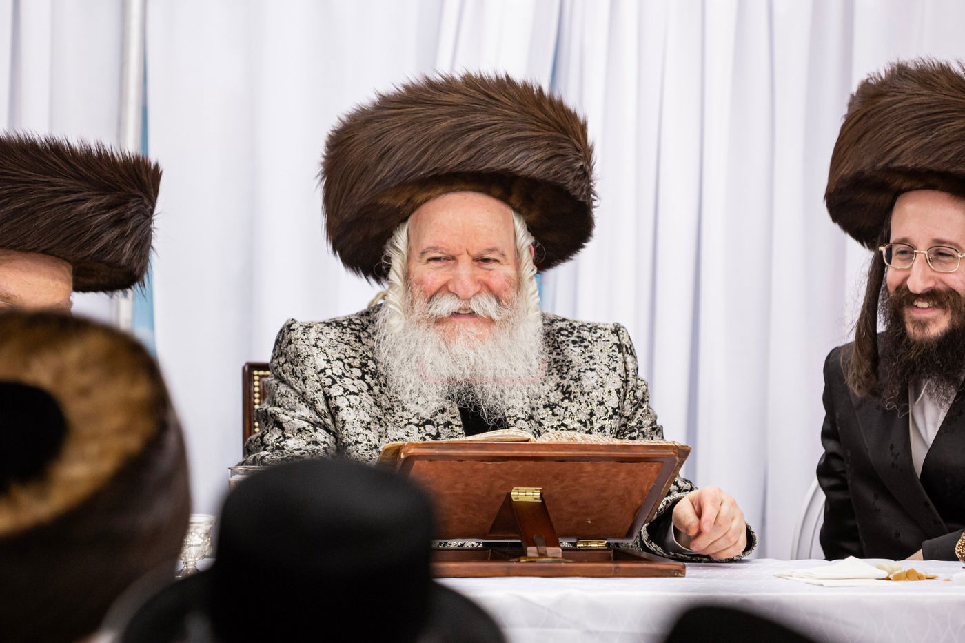 האדמו"ר מבאבוב במסיבת מלווה מלכה עם תלמידיו