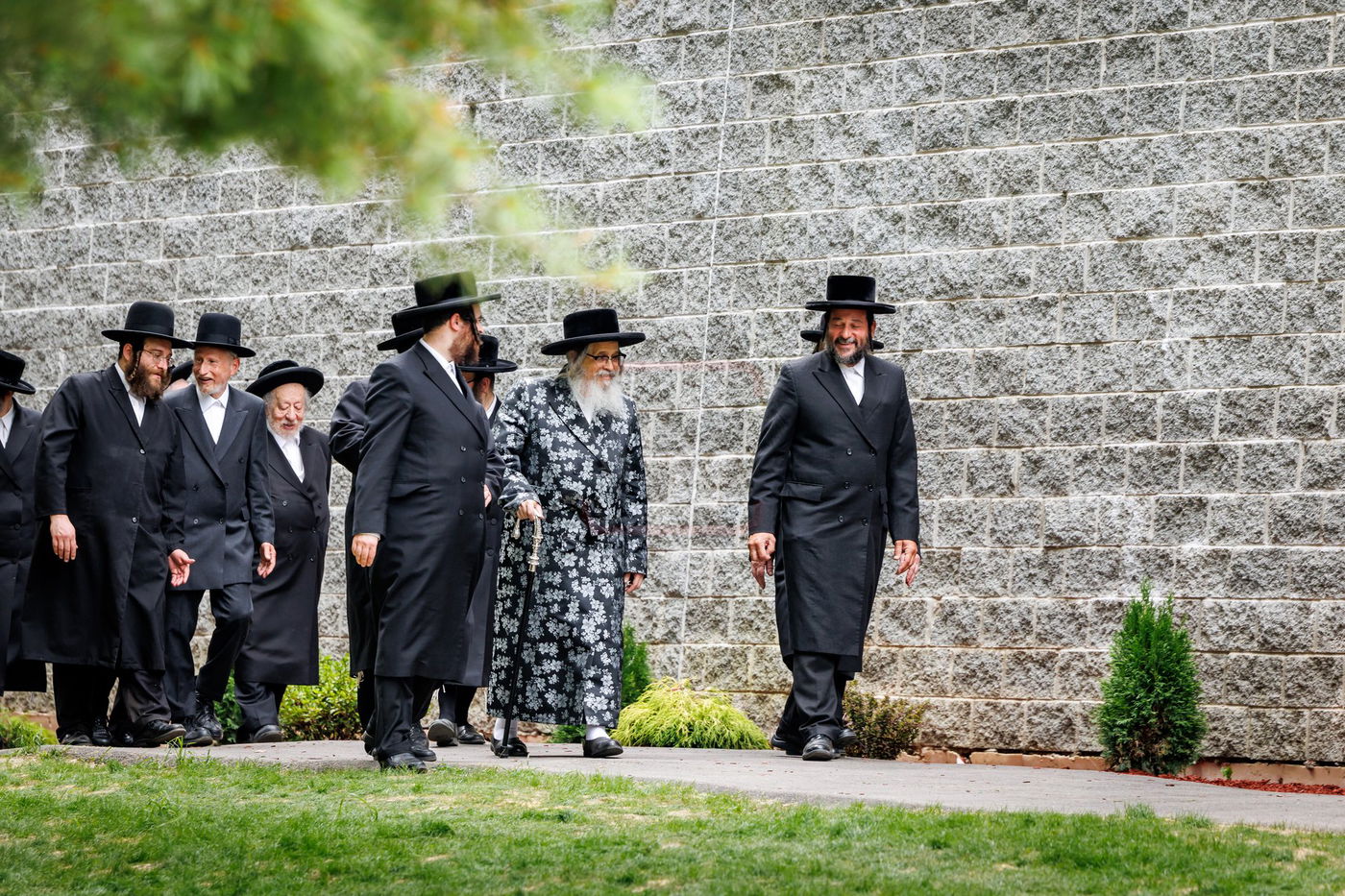 האדמו"ר מסאטמר בביקור בקעמפים בהרי הקאנטרי