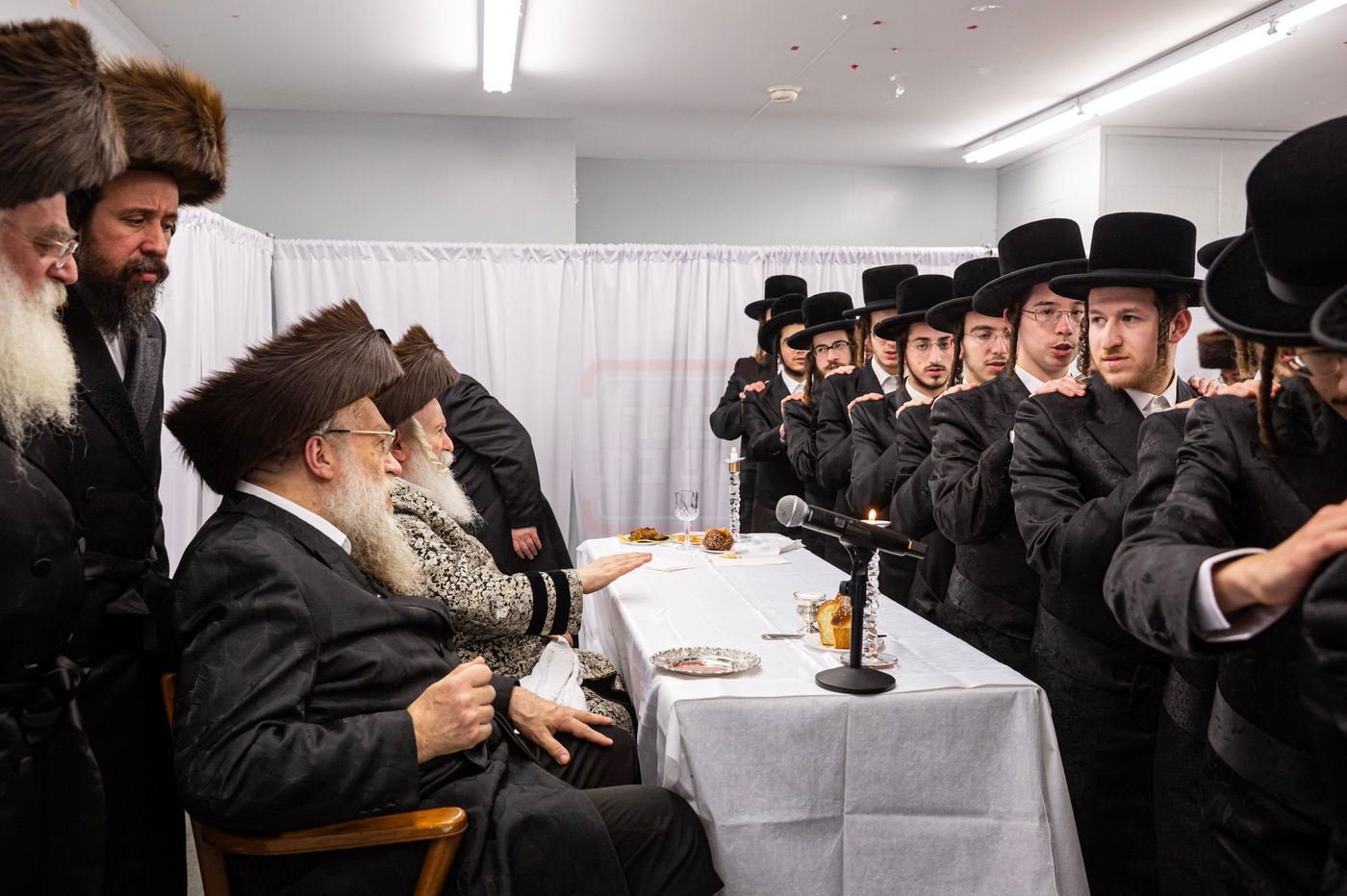 האדמו"ר מבאבוב במסיבת מלווה מלכה עם תלמידיו