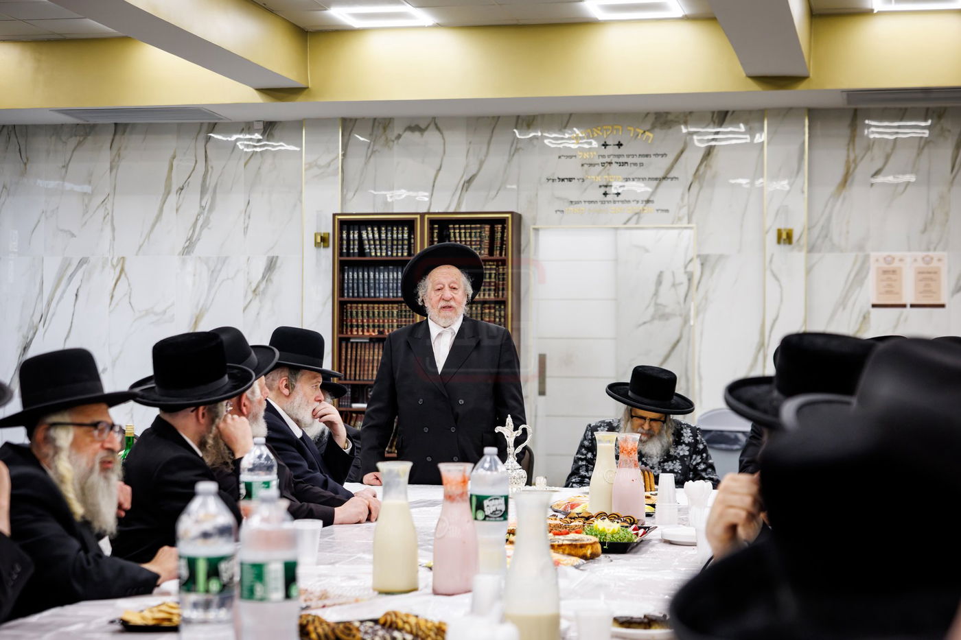 האדמו"ר מסאטמר בביקור בקעמפים בהרי הקאנטרי