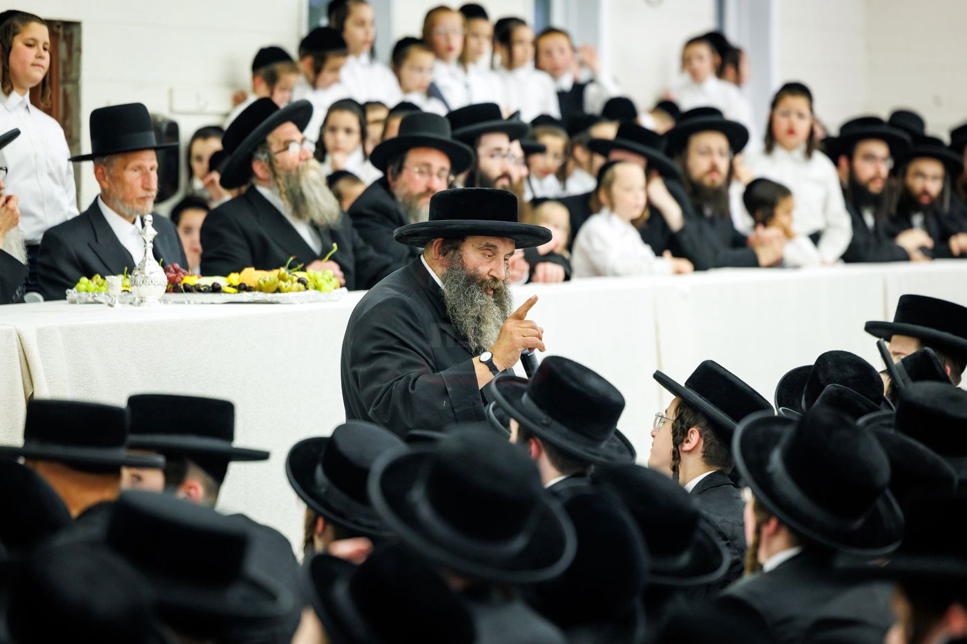 האדמו"ר מסאטמר בביקור בקעמפים בהרי הקאנטרי