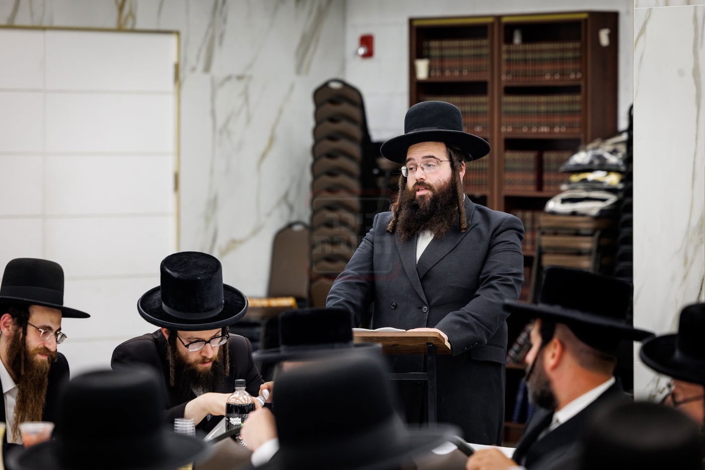 האדמו"ר מסאטמר בביקור בקעמפים בהרי הקאנטרי