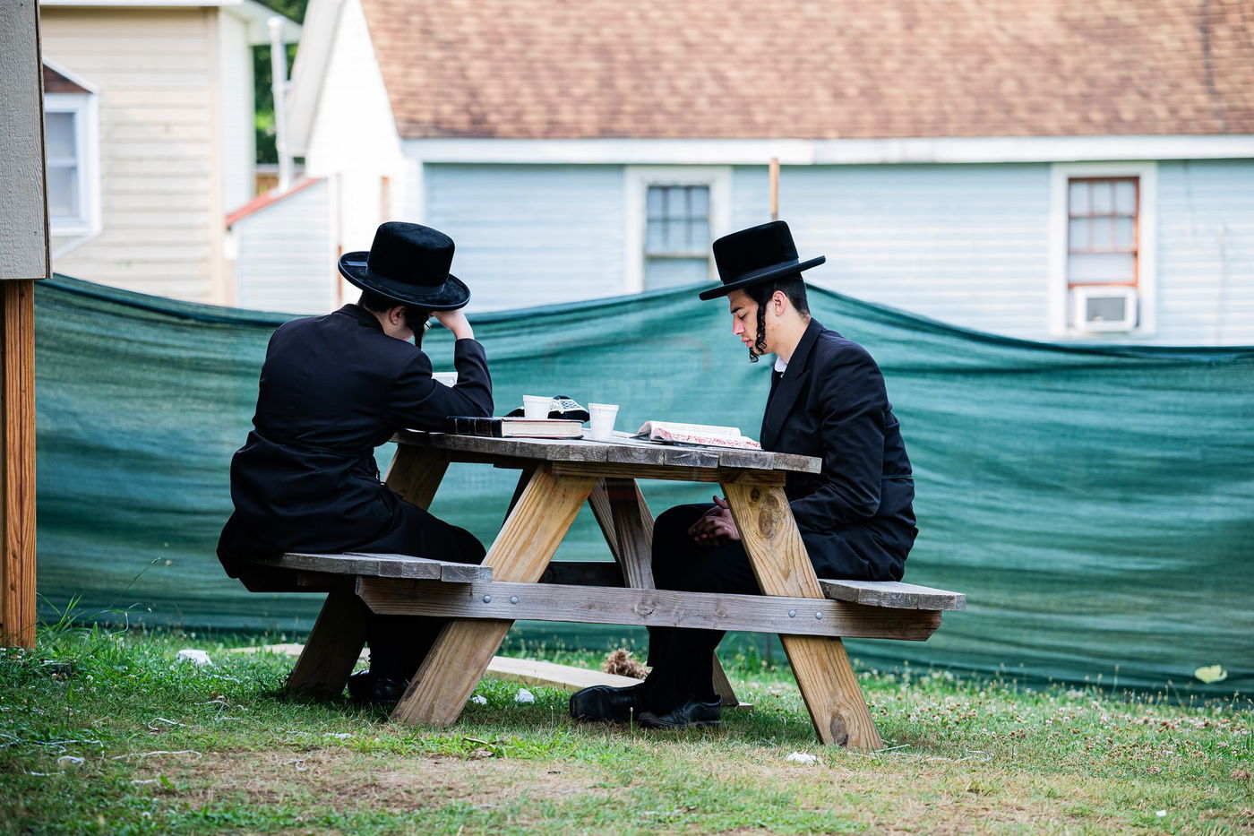 האדמו''ר מסערדאהעלי במחנה ישיבת סערדאהעלי במאנטיסעלאו 