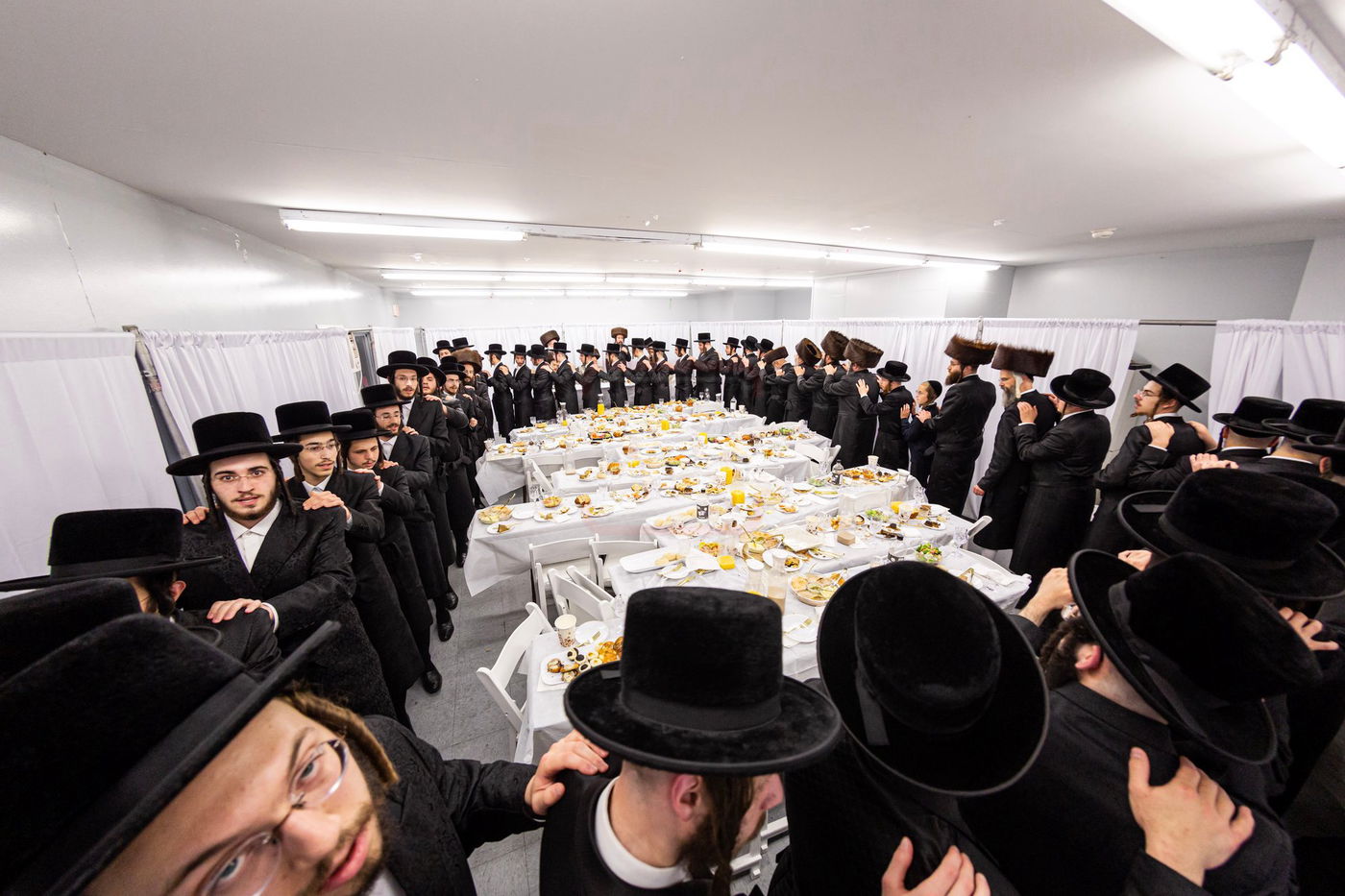 האדמו"ר מבאבוב במסיבת מלווה מלכה עם תלמידיו