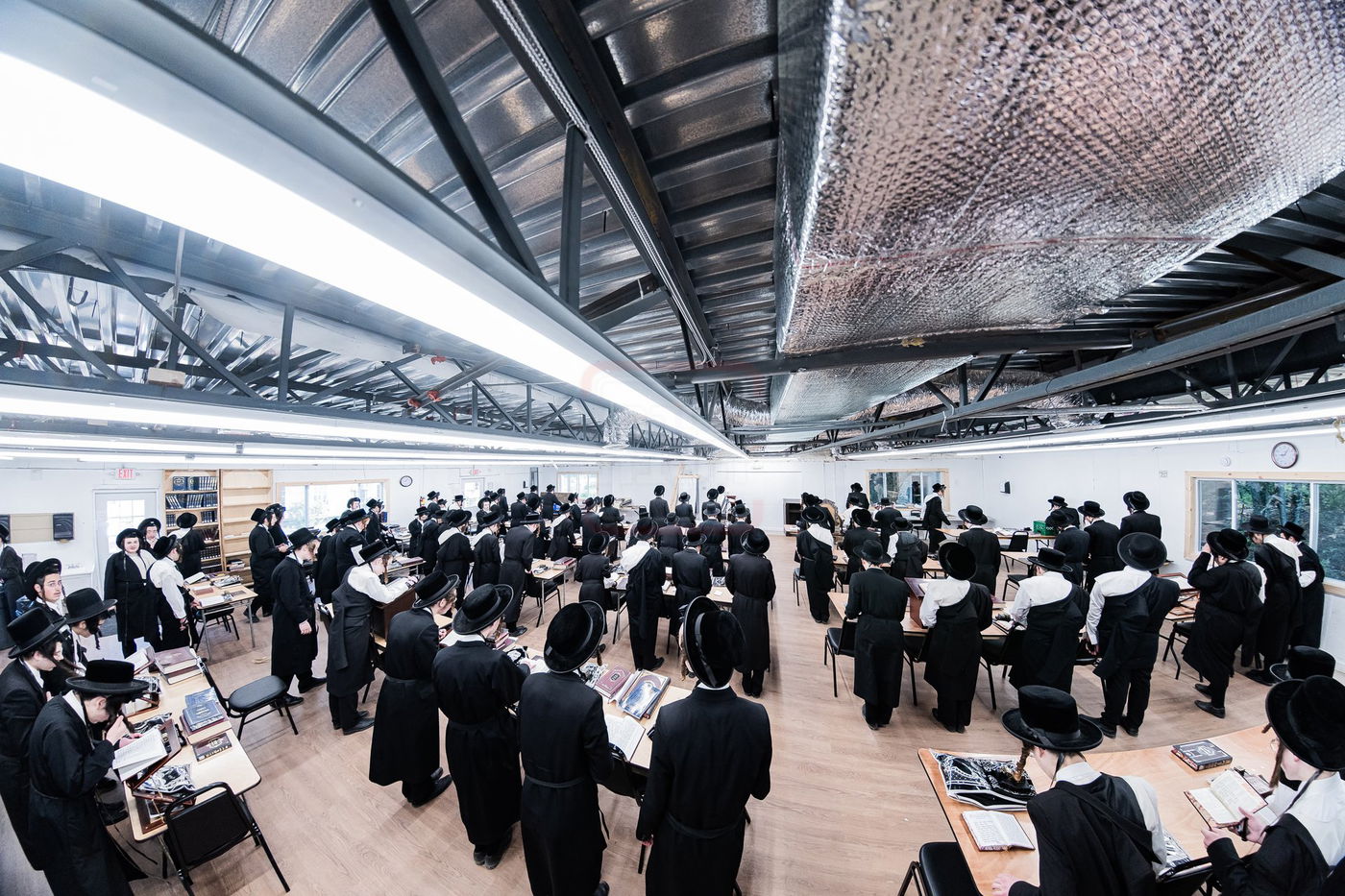 האדמו''ר מסערדאהעלי במחנה ישיבת סערדאהעלי במאנטיסעלאו 