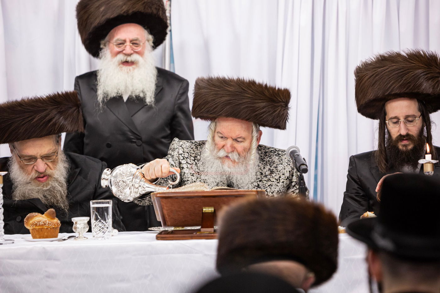 האדמו"ר מבאבוב במסיבת מלווה מלכה עם תלמידיו