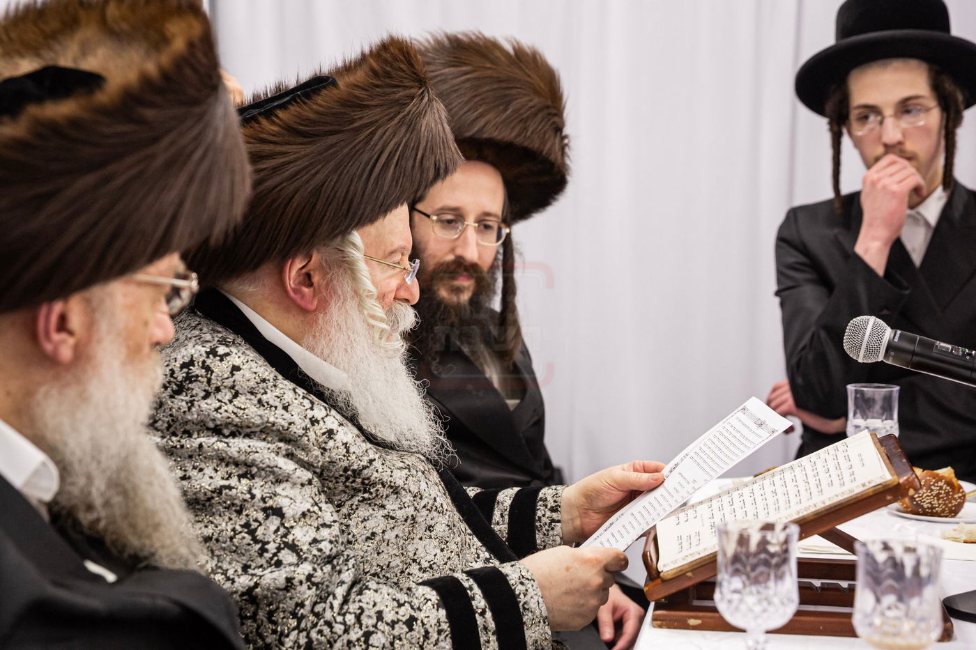 האדמו"ר מבאבוב במסיבת מלווה מלכה עם תלמידיו