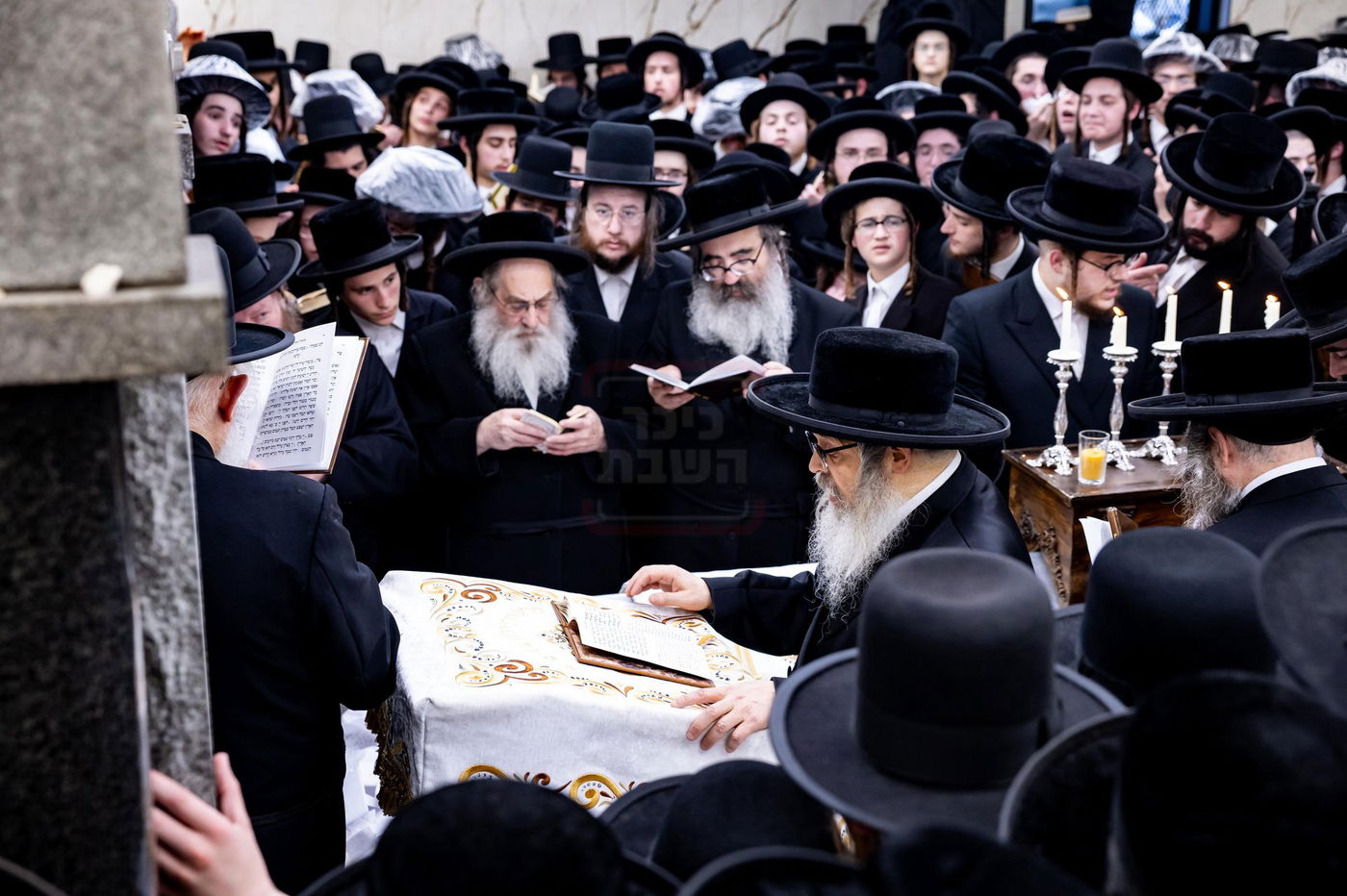 האדמו"ר מסאטמר בתפילה באוהל בית סאטמר