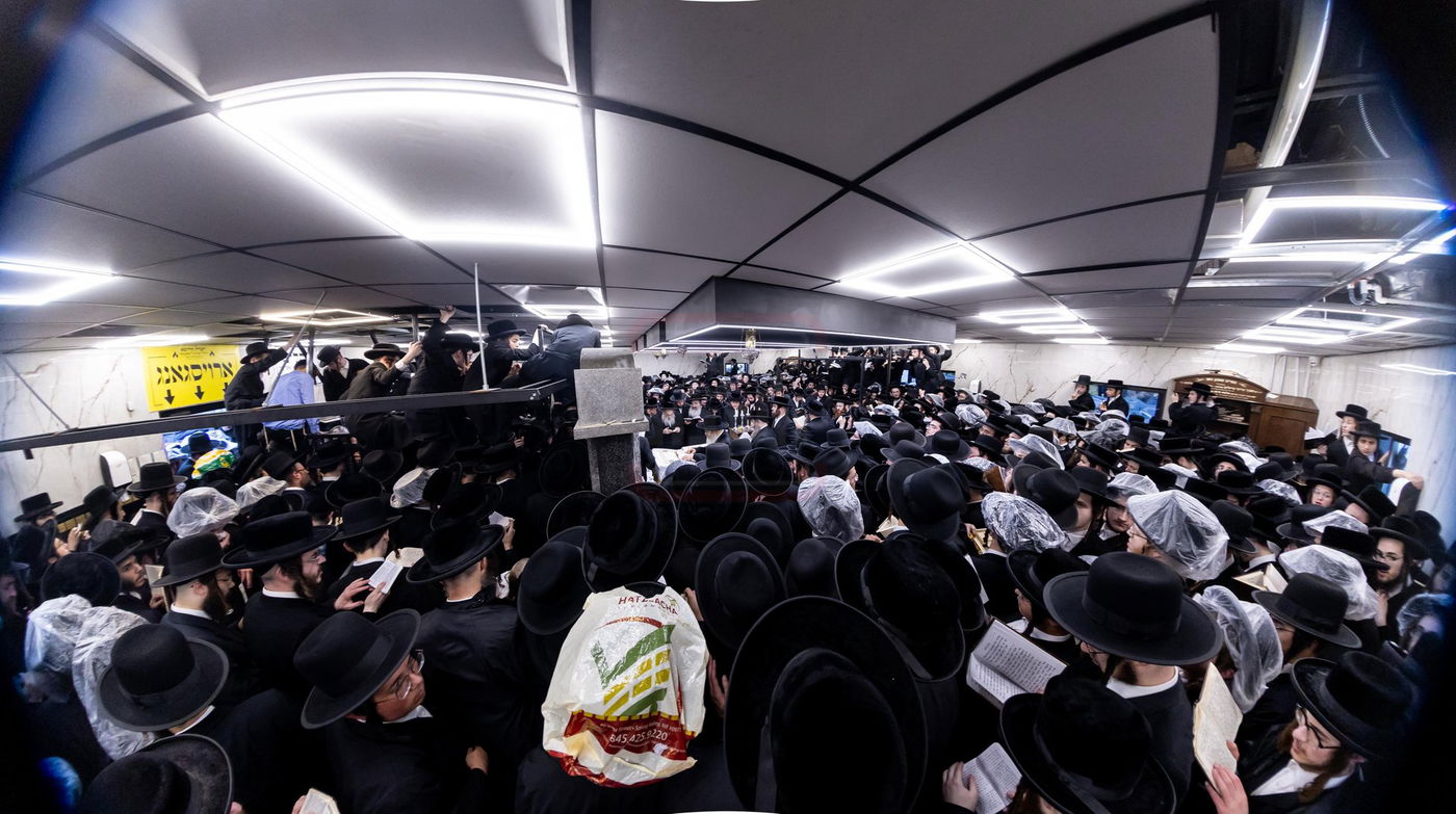 האדמו"ר מסאטמר בתפילה באוהל בית סאטמר