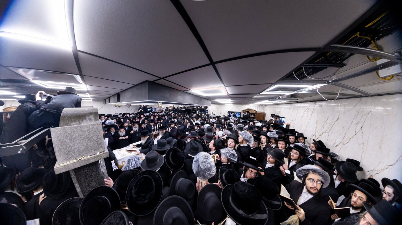 האדמו"ר מסאטמר בתפילה באוהל בית סאטמר