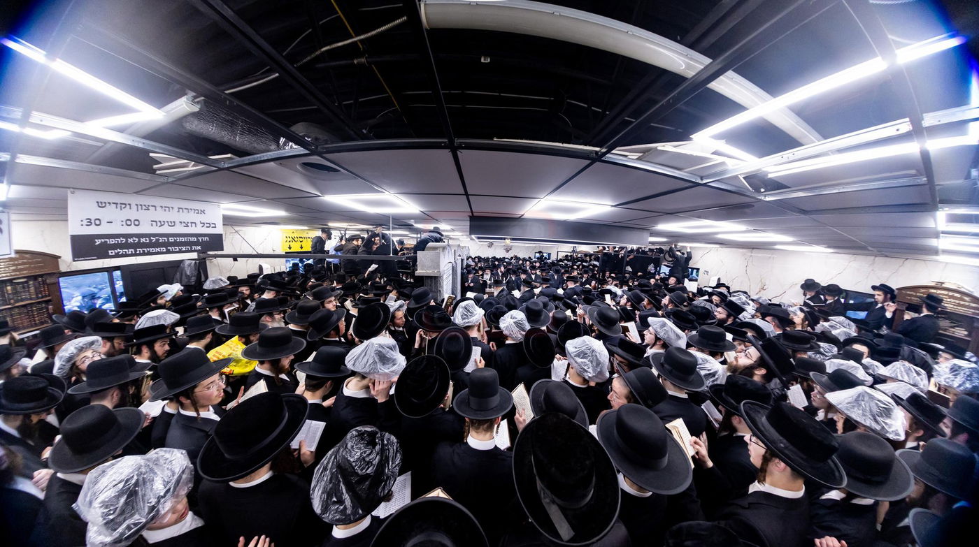 האדמו"ר מסאטמר בתפילה באוהל בית סאטמר