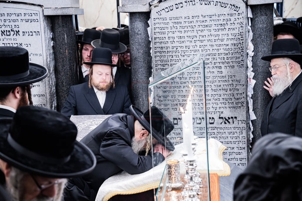 האדמו"ר מסאטמר בעליה לציון הק' של בעל ה'ויואל משה' ביום ההילולא