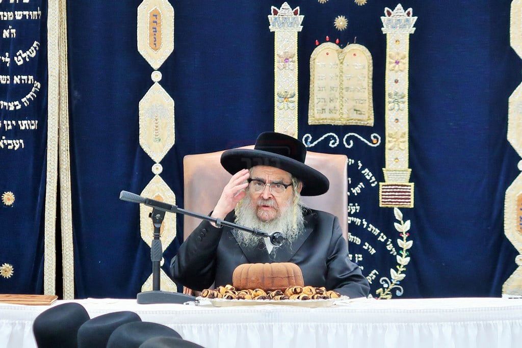 האדמו"ר מסאטמר בטיש לחיים לאחר תפילת שחרית ביום ההילולא