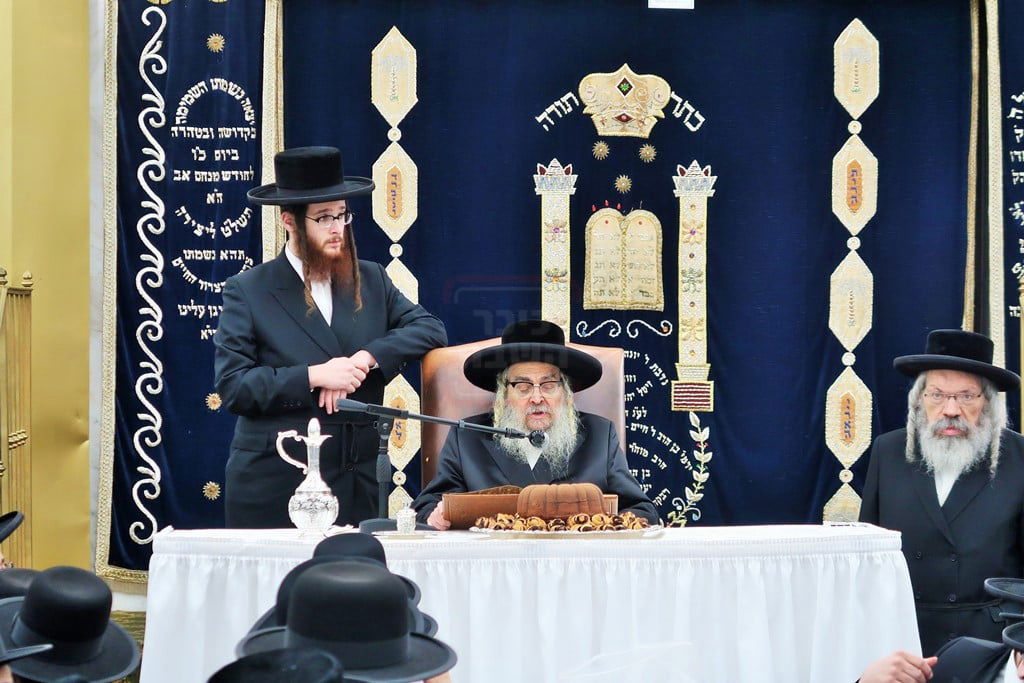 האדמו"ר מסאטמר בטיש לחיים לאחר תפילת שחרית ביום ההילולא