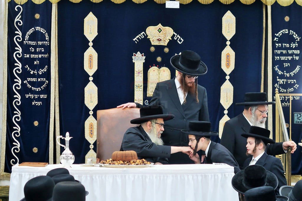 האדמו"ר מסאטמר בטיש לחיים לאחר תפילת שחרית ביום ההילולא