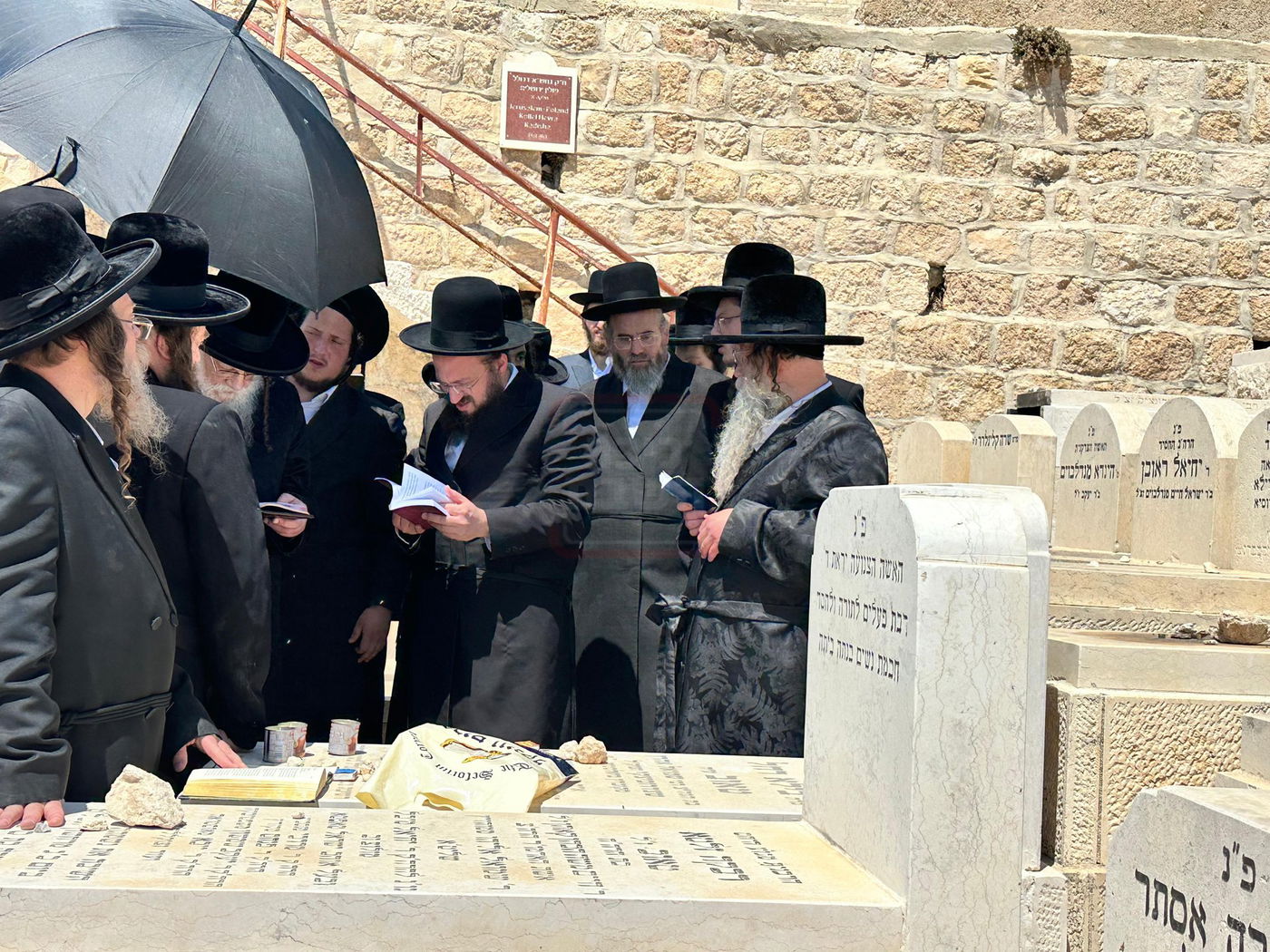 האחים האדמו"רים ממודז'יץ וקוזמיר בתפילה ע"י קבר אמם ע"ה