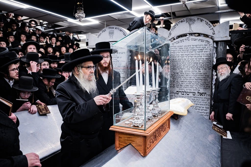 האדמו"ר מסאטמר בהדלקת הנרות על ציון בעל ה'ויואל משה' ביום ההילולא