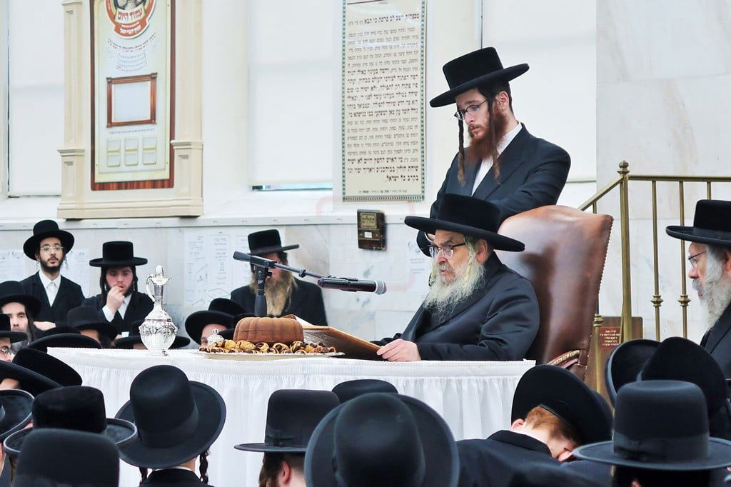 האדמו"ר מסאטמר בטיש לחיים לאחר תפילת שחרית ביום ההילולא