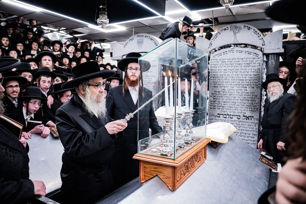 האדמו"ר מסאטמר בהדלקת הנרות על ציון בעל ה'ויואל משה' ביום ההילולא