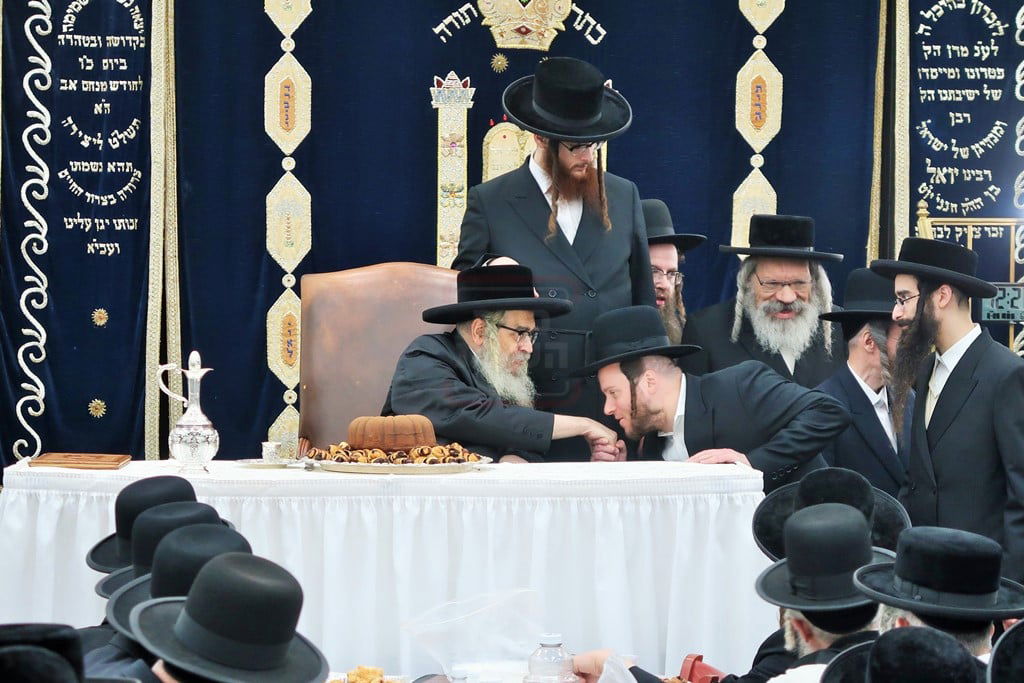 האדמו"ר מסאטמר בטיש לחיים לאחר תפילת שחרית ביום ההילולא