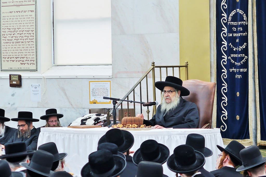 האדמו"ר מסאטמר בטיש לחיים לאחר תפילת שחרית ביום ההילולא