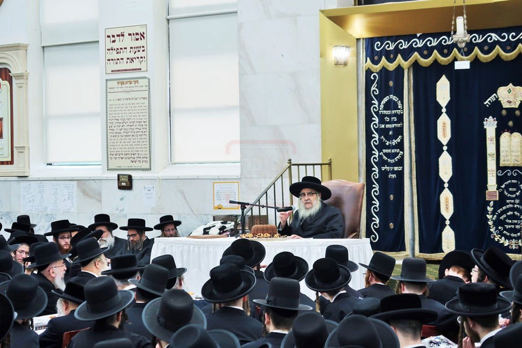 האדמו"ר מסאטמר בטיש לחיים לאחר תפילת שחרית ביום ההילולא