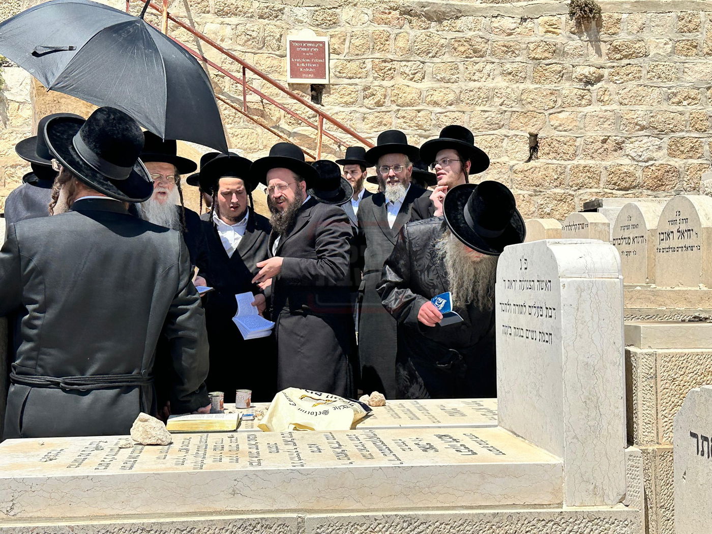 האחים האדמו"רים ממודז'יץ וקוזמיר בתפילה ע"י קבר אמם ע"ה