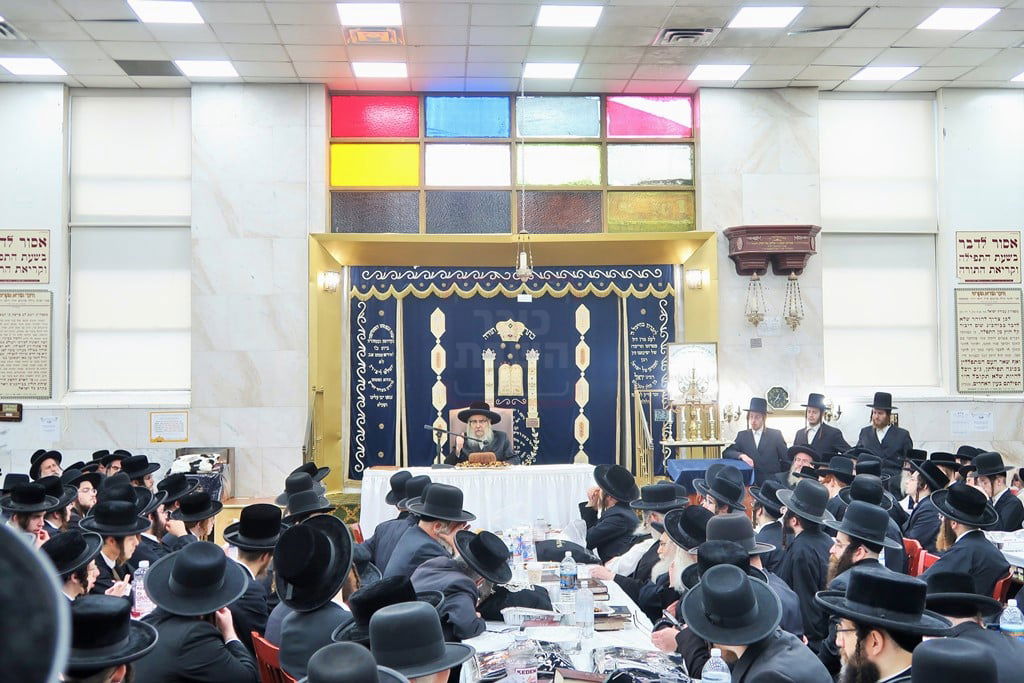 האדמו"ר מסאטמר בטיש לחיים לאחר תפילת שחרית ביום ההילולא