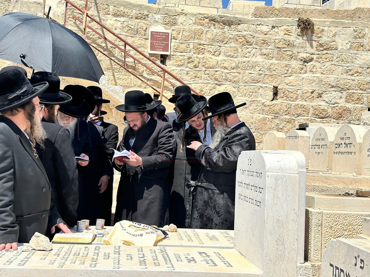 האחים האדמו"רים ממודז'יץ וקוזמיר בתפילה ע"י קבר אמם ע"ה