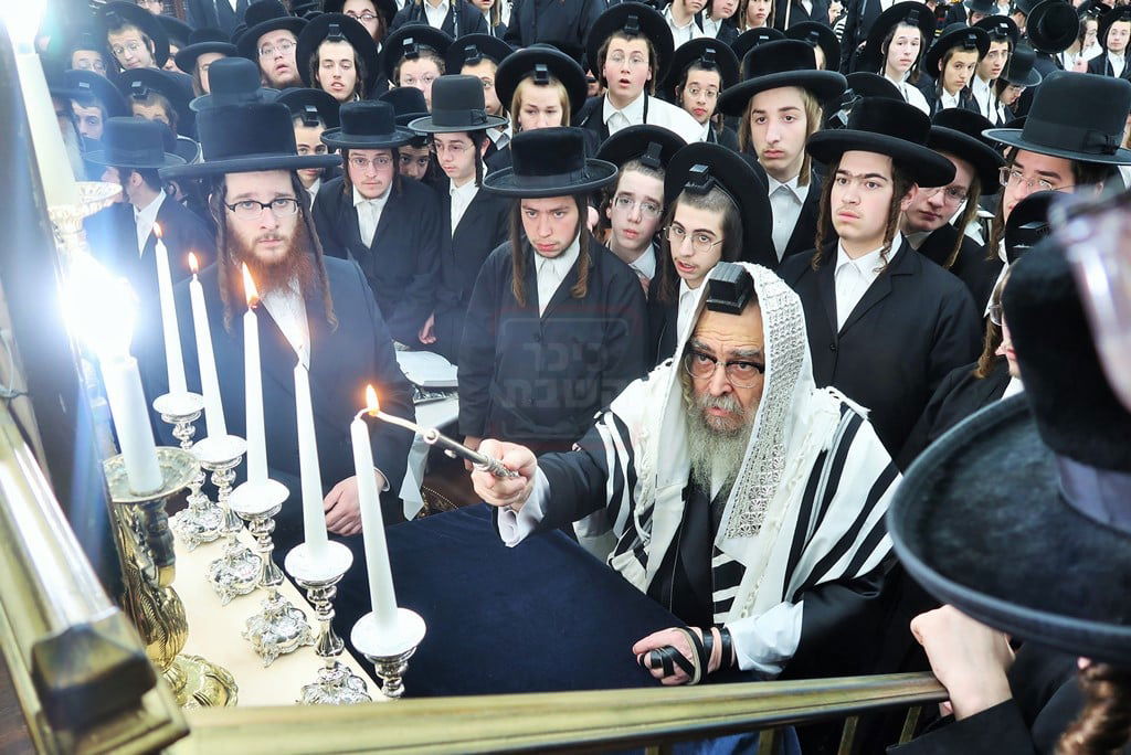 האדמו"ר מסאטמר בהדלקת נרות לפני תפילת שחרית ביום ההילולא