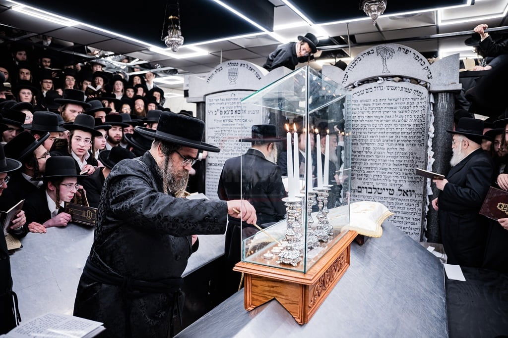הגה"צ אב"ד סאטמר ווילאמסבורג בהדלקת הנרות על ציון בעל ה'ויואל משה' ביום ההילולא