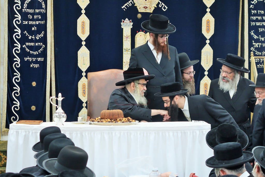 האדמו"ר מסאטמר בטיש לחיים לאחר תפילת שחרית ביום ההילולא