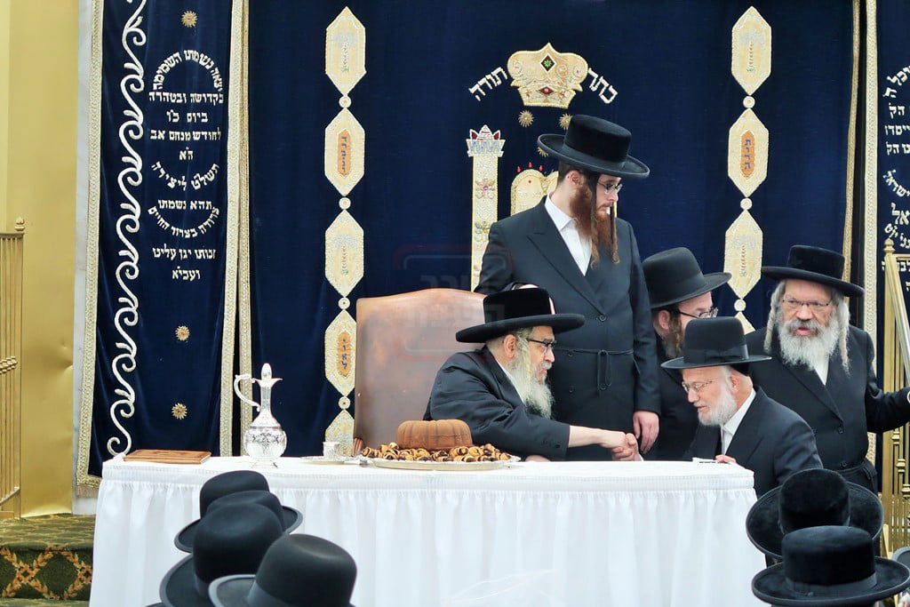 האדמו"ר מסאטמר בטיש לחיים לאחר תפילת שחרית ביום ההילולא