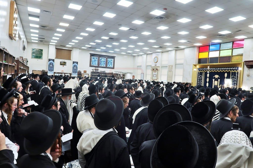 האדמו"ר מסאטמר בתפילת שחרית ביום ההילולא