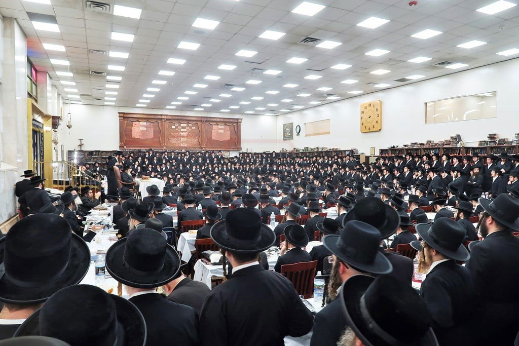 האדמו"ר מסאטמר בטיש לחיים לאחר תפילת שחרית ביום ההילולא