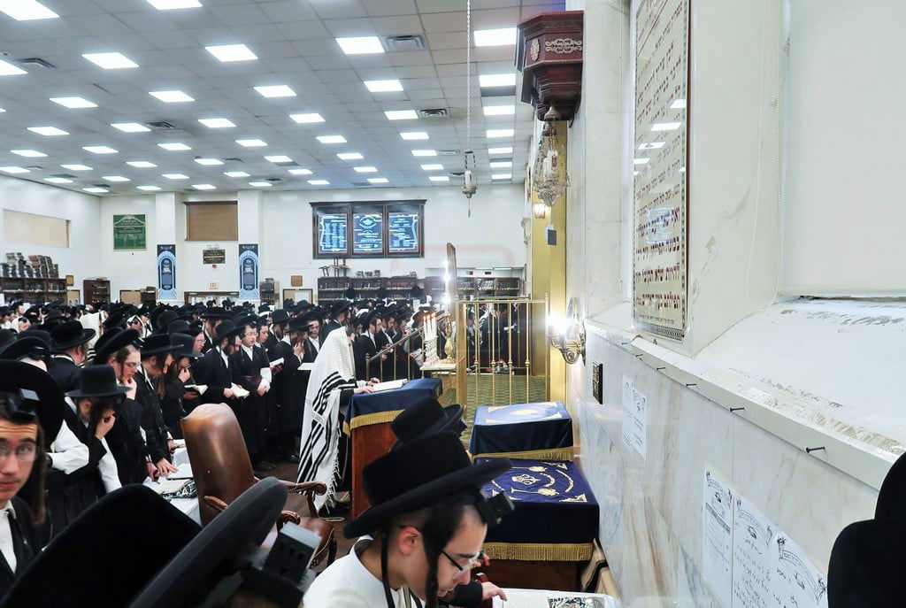 האדמו"ר מסאטמר בתפילת שחרית ביום ההילולא