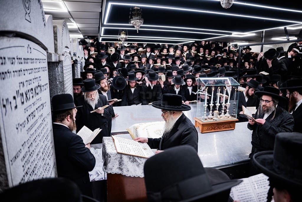 האדמו"ר מסאטמר בעליה לציון הק' של בעל ה'ויואל משה' ביום ההילולא