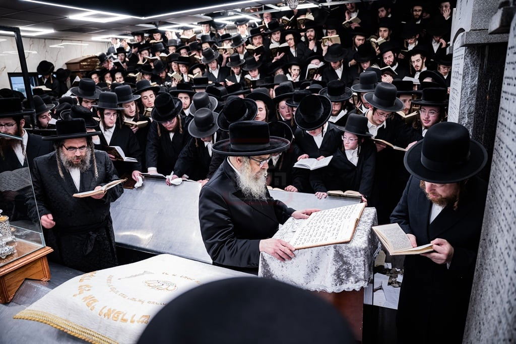 האדמו"ר מסאטמר בעליה לציון הק' של בעל ה'ויואל משה' ביום ההילולא