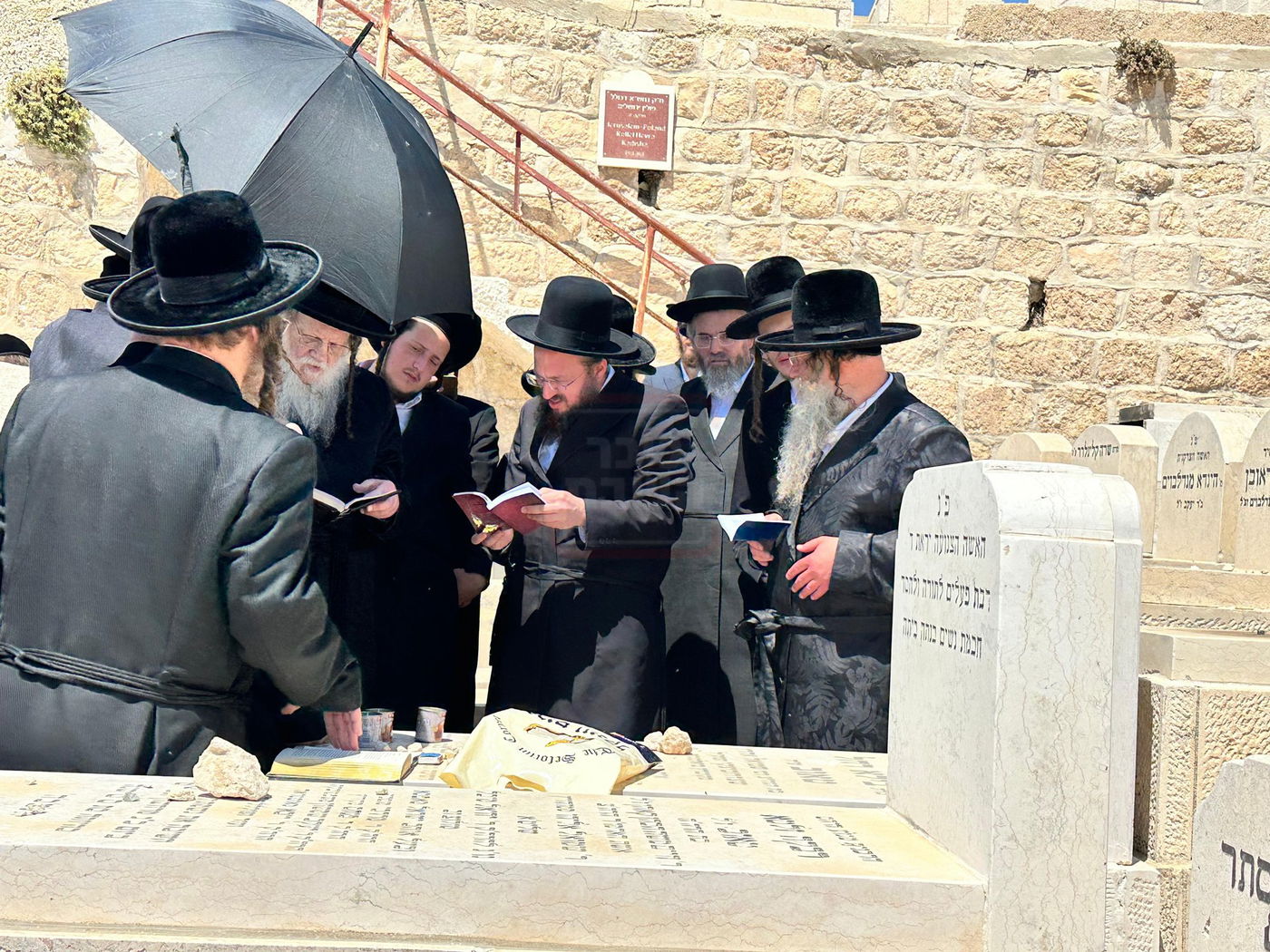 האחים האדמו"רים ממודז'יץ וקוזמיר בתפילה ע"י קבר אמם ע"ה