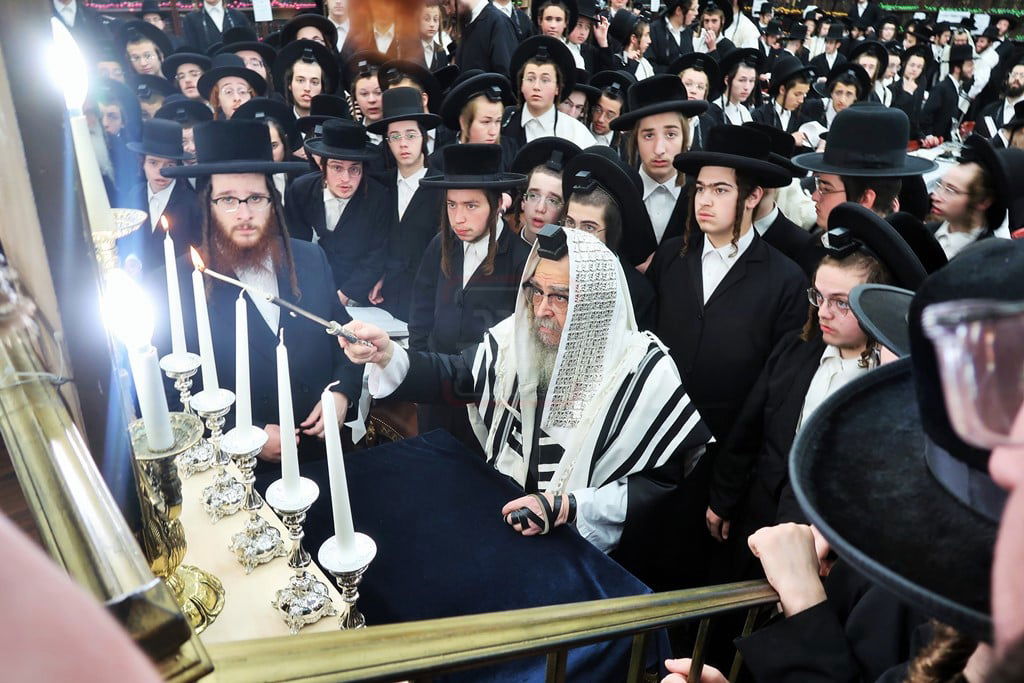 האדמו"ר מסאטמר בהדלקת נרות לפני תפילת שחרית ביום ההילולא